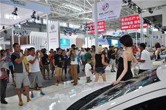 人头攒动 山东国际车展首日人气爆棚