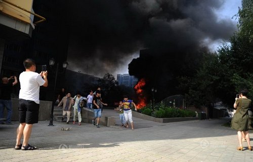 乌鲁木齐小区火灾 90余辆摩托车-被烧毁