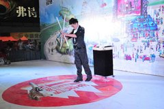 见证奇迹的时刻魔术师亮相万达七夕车展