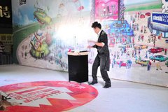 见证奇迹的时刻魔术师亮相万达七夕车展