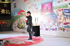 见证奇迹的时刻魔术师亮相万达七夕车展