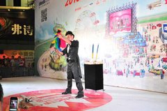 见证奇迹的时刻魔术师亮相万达七夕车展