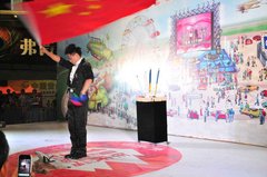 见证奇迹的时刻魔术师亮相万达七夕车展
