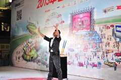 见证奇迹的时刻魔术师亮相万达七夕车展