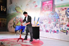 见证奇迹的时刻魔术师亮相万达七夕车展