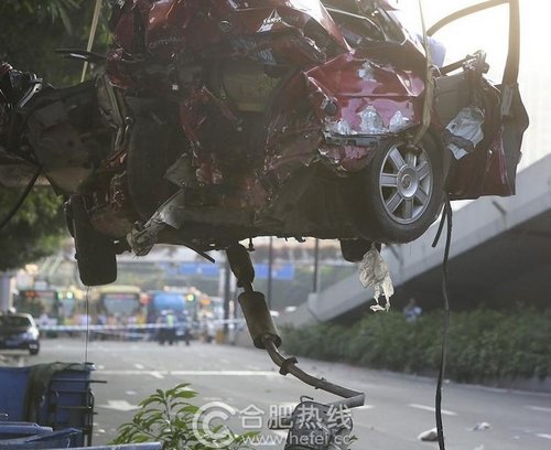 广州一辆奔驰连撞两辆出租车 致3死4伤