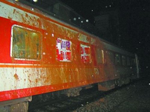 泥石流冲进火车车厢 两名乘客瞬间被埋
