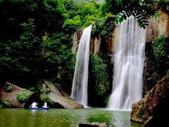 爱传万家沈阳信宝行2013全系体验日爱心义卖