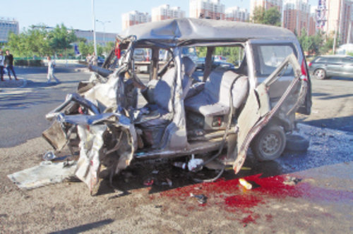 哈市发生车祸致2人死多伤 市民撬车救人