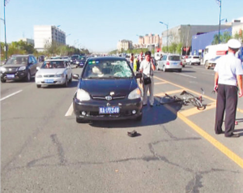 骑自行车横穿马路遭遇车祸 六旬老人身亡
