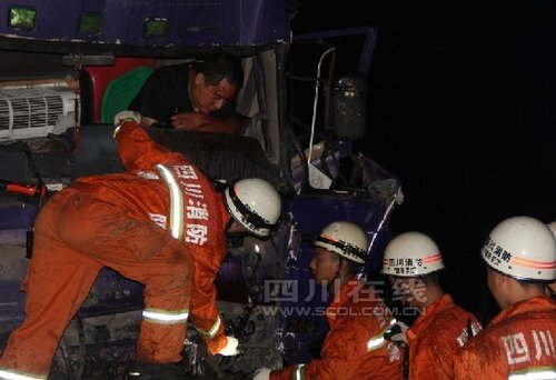 四川成绵高速魔鬼路段再发车祸 现场惨烈