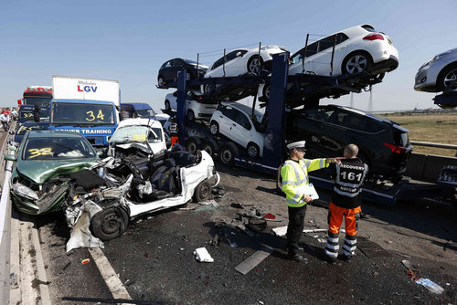 英国百辆汽车连环相撞 已造成200人受伤