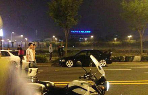 北京数十跑车深夜被扣 警方称违章停车