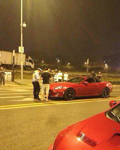 北京数十跑车深夜被扣 警方称违章停车