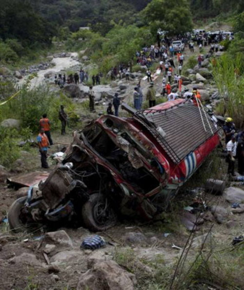 危地马拉一辆客车坠落悬崖 致43人死亡