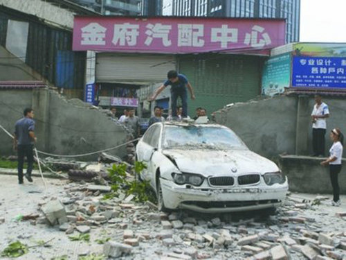 宝马女司机错把油门当刹车 直接撞墙上