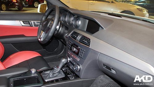 澳康达白色奔驰C63 AMG售价91.5万元