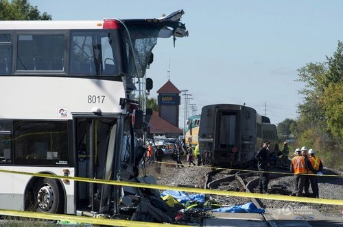 加拿大双层巴士与火车相撞 至少6人死亡