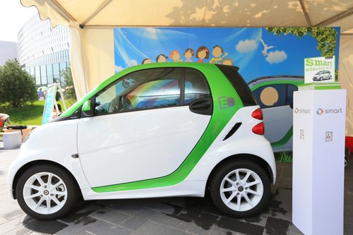 smart新款电动车亮相2013年全国科普日