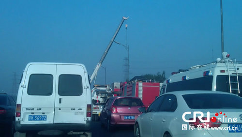 北京北五环油罐车发生车祸 致交通拥堵