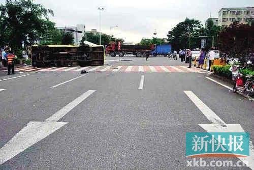 深圳一校车发生车祸 致1人死亡14人受伤
