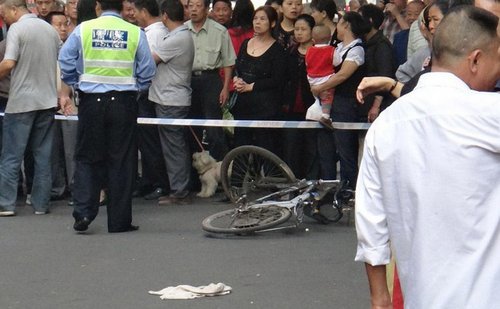 奔驰女司机误把油门当刹车 致一人死4伤