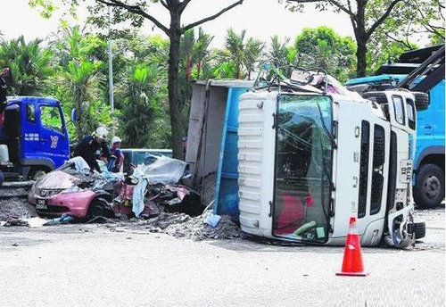 卡车为避前方车祸急刹车 侧翻压毁的士