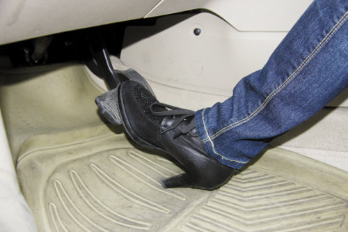 禁穿高跟鞋开车将写入法规 违者或罚款