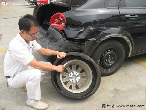 轮胎常见问题 开车误操作导致轮胎爆裂