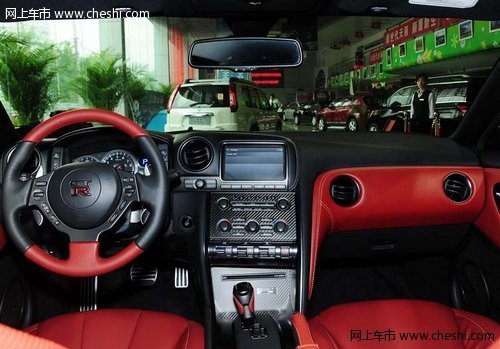 2014款日产尼桑GTR  白车红内只需158万