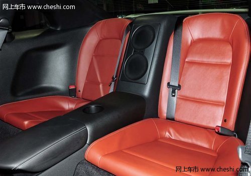 2014款日产尼桑GTR  白车红内只需158万