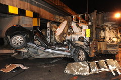 福州一水泥罐车侧翻压私家车 1死1重伤