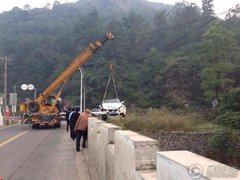 多部豪车山道追逐 宝马M3不幸冲下山沟