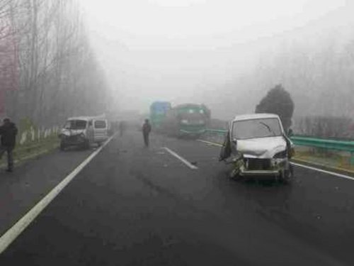 丹大高速因大雾天气发生40余辆车连环撞