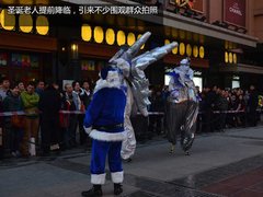 蓝色圣诞 标致蓝色圣诞树点亮王府井大街