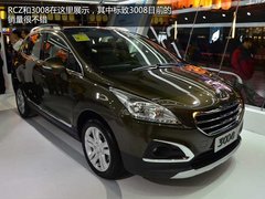 蓝色圣诞 标致蓝色圣诞树点亮王府井大街