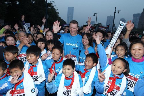 BMW 3系助力上海国际马拉松赛完美冲线
