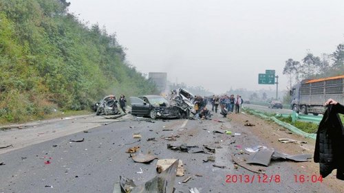 罐车高速失控连撞18辆车 致8人死26人伤