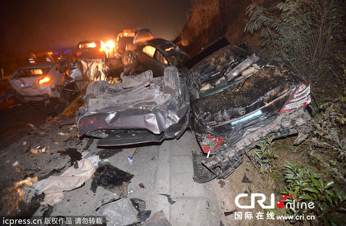 四川省高速14车追尾致8死26伤 现场惨烈
