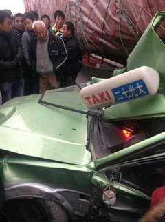 郑州两大车夹扁出租车 女司机当场身亡