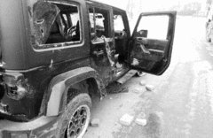 Jeep牧马人遭奔驰宝马路虎逼停持刀围殴