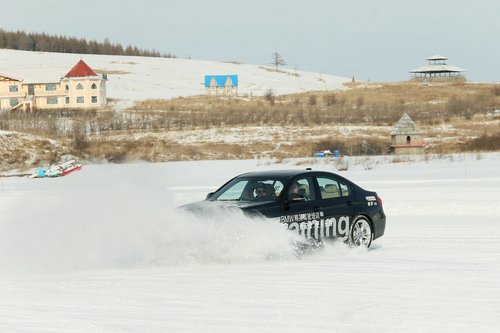 当后驱车遇到冰雪路 BMW照享极致驾趣！