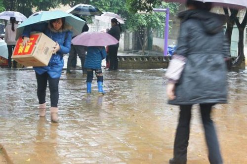 南宁天下行丰田14日爱心助学 风雨无阻