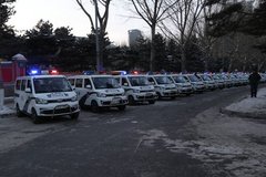 夜巡车队新标兵 佳宝V80服役公安局警队