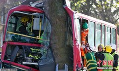 伦敦发生严重公交车祸 31人伤2人伤势重