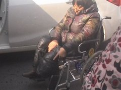 残疾人新手驾驶新车撞伤行人 正在调查中