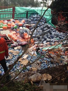 沪蓉高速15车连环车祸现场村民哄抢饮料