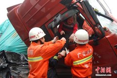 沪蓉高速15车连环车祸现场村民哄抢饮料