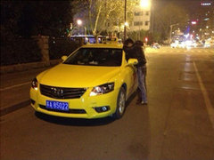 南京的哥追尾500万法拉利跑车 趴车门哭