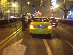 南京的哥追尾500万法拉利跑车 趴车门哭